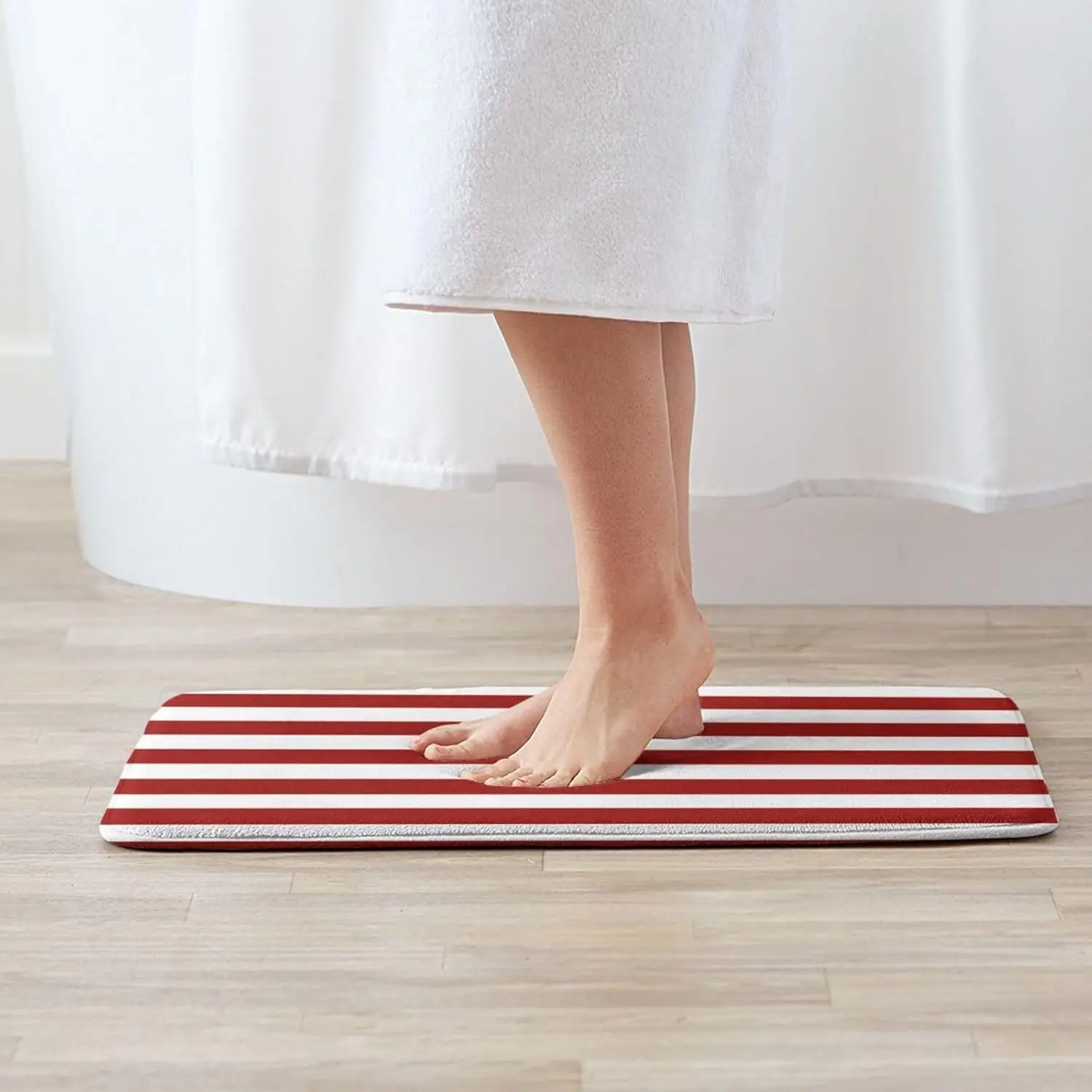 Tapis de bain blanc et rouge rayé – Image 3
